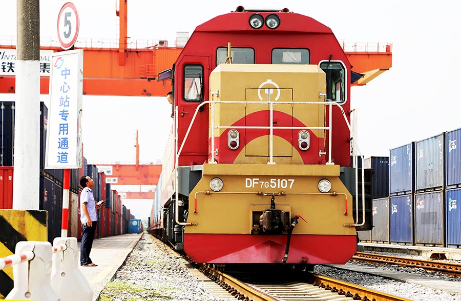 2014-08-30-首趟整車進(jìn)口班列抵達(dá)團(tuán)結(jié)村鐵路口岸，80輛奔馳、寶馬、大眾.jpg